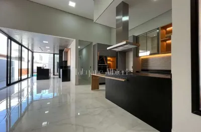 Casa Alto Padrão com móveis planejados, espaço gourmet e piscina!