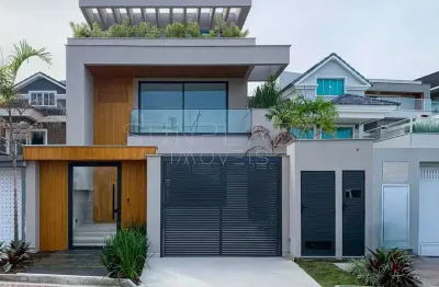 Casa à venda com 4 quartos, piscina com hidromassagem, forno de pizza e espaço gourmet em condomínio fechado