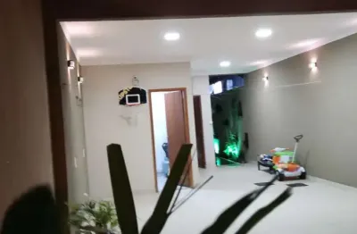 Sobrado com 3 quartos, Guilhermina, Praia Grande - R$ 1.25 mi