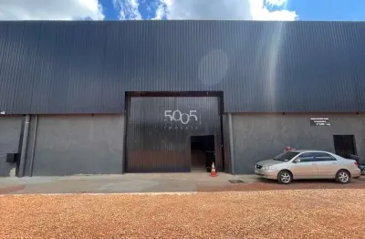 Galpão industrial localizado na vila martins, na rodovia waldomiro correa de camargo