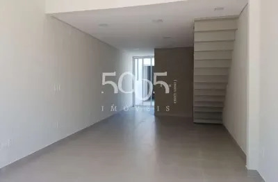 Imóvel comercial disponível para locação no centro com 158m2 de área total, 2 banheiros, cozinha, mezanino, área de luz e porta automática.