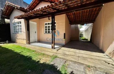 Casa linear com quintal | 2 quartos | cozinha com armários | 2 vagas de garagem em colina de laranjeiras