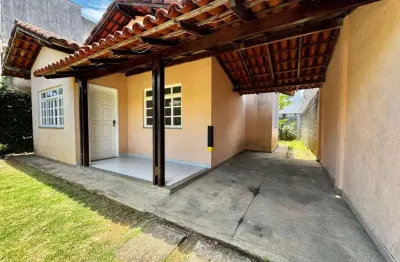 Casa linear com quintal | 2 quartos | cozinha com armários | 2 vagas de garagem em colina de laranjeiras