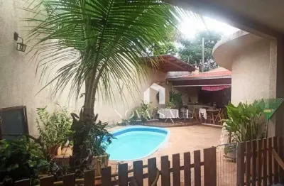 Lindo imóvel de esquina com piscina e área gourmet.