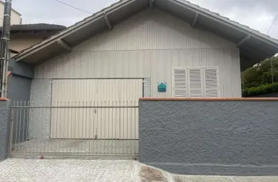 Casa com 2 quartos para alugar na Rua Frei Caneca, 46, América, Joinville