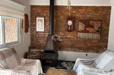 Casa sobrado com 3 quartos, sendo 1 suíte, no bairro bom fim