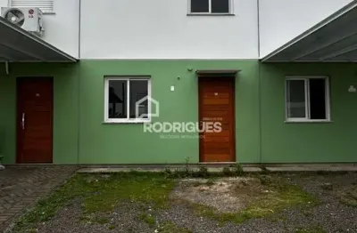 Casa em condomínio fechado com 3 quartos para alugar na garibaldi, 150, centro, portão por r$ 1.400