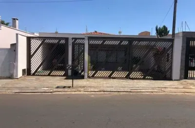Casa com 3 quartos para alugar no Centro, São Carlos  por R$ 3.689