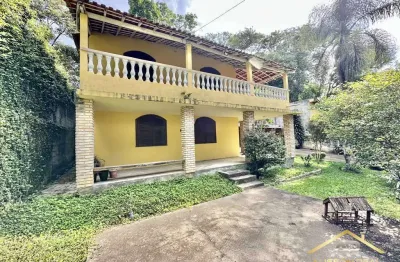 Cond jd colibri - rústica, 3 dorms, quintal e muito jardim!