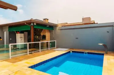 Linda casa térrea com piscina sendo 3 suítes e 4 vagas na city bussocaba.