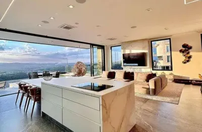 Luxuosa Casa no Condomínio Gênesis II - 490m² de Terreno com Vista p/ Mata.