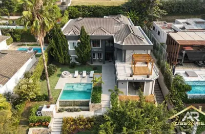 Mansão exclusiva: 1250m², 5 suítes, piscina, jardim e arquitetura moderna.