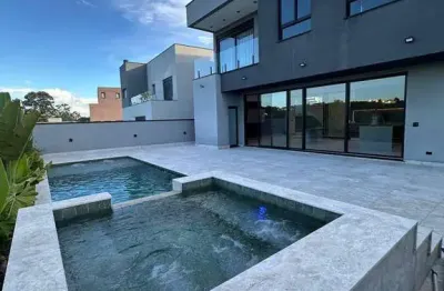 Belíssima casa na granja, 423m², com 4 suítes e moveis planejados.