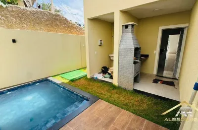 Lindo sobrado á venda, com 3 dorms, 1 suíte e piscina aquecida.