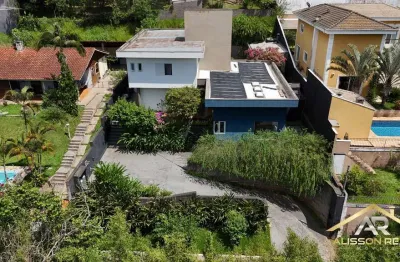 Linda casa em condomínio, com 3 sts, sala ampla, 682,50m² - jandira - sp.