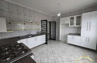 Casa de esquina com 3 andares – ampla, versátil e ideal para a sua empresa.