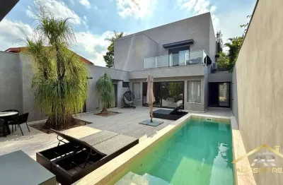 Belíssima casa de 500m², 4 quartos, 4 suítes, 6 vagas no cond. alpha ii.