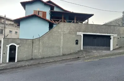 Casa a venda no bairro gloria  com dois pavimentos.
