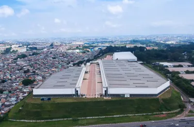 Galpão em guarulhos com uma área de armazemanto de 9695m², as margens da rodovia presidente dutra.