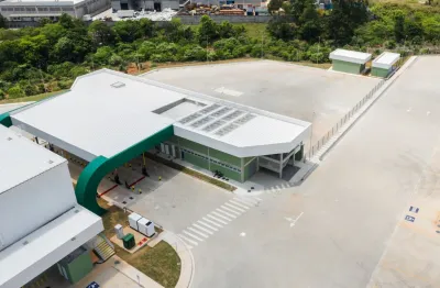 Galpão em aruja pronto para uso com uma área de armazenamento de 7471m²