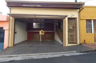 Casa com 3 dormitórios sendo uma suite, com duas vagas de garagem coberta e acesso pelas duas da quadra.
