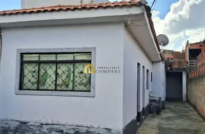 Casa térrea com 3 quartos sendo uma suíte e duas vagas de garagem