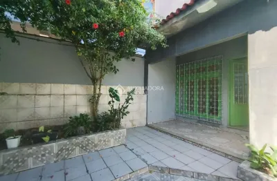 Casa com 3 quartos para alugar na Rua Brasil, 701, Centro, Canoas, 104 m2 por R$ 2.300