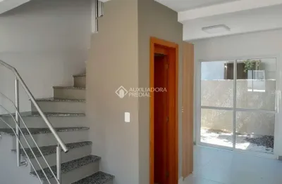 Casa em condomínio fechado com 2 quartos para alugar na rua miguel ascoleze, 125, vila nova, porto alegre, 65 m2 por r$ 2.300
