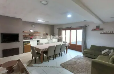 Casa em condomínio fechado com 3 quartos para alugar na Rua José Scutari, 304, Passo da Areia, Porto Alegre, 290 m2 por R$ 5.000