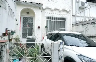 Sobrado com 2 dormitórios, quintal e vaga de garagem, à venda em rua arborizada do bairro pompéia