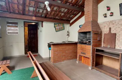 Sobrado com 150 m² ac, 3 dormitórios, 5 vagas e agradável área gourmet com churrasqueira