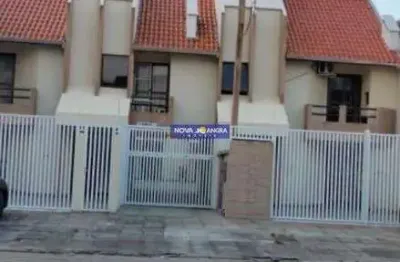 A poucos metros da areia da praia brava central de caiobá.