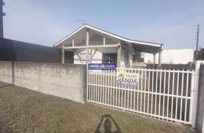 Residência em alvenaria com amplo espaço de terreno