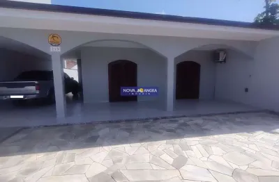 Residência com 03 dormitórios sendo 01 suíte á 2 quadras do mar