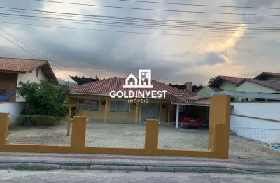 Casa solta no centro com 3 quartos! ótimo espaço de terreno.