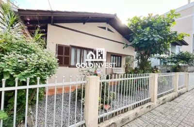Casa com amplo espaço de terreno e otima lozalização na santa terezinha