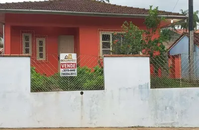 Casa solta com 3 quartos ( 1 suíte) com amplo espaço de terreno