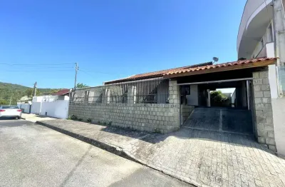 Casa no bairro planalto com 3 quartos sendo 2 suítes.