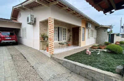 Casa com 3 quartos sendo 1 suite para venda no centro de brusque