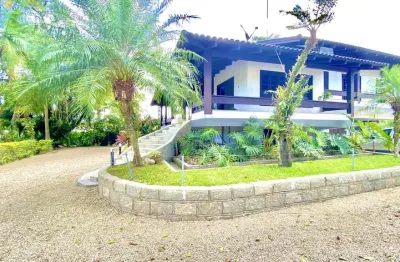 Casa de alto padrão semi mobiliada a 16 minutos do centro de brusque com 231,64 m² e terreno com 2.584 m² com 4 quartos sendo 1 suíte com piscina, sal