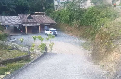 Casa com 3 quartos, piscina, área de festas, garagem para 4 carros, terreno com 690 m² a poucos minutos do centro de brusque