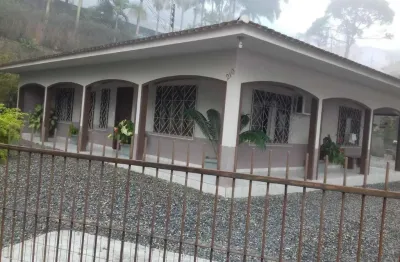 Casa com 5 quartos (sendo 2 suítes) e um amplo terreno localizado n o bairro nova brasília