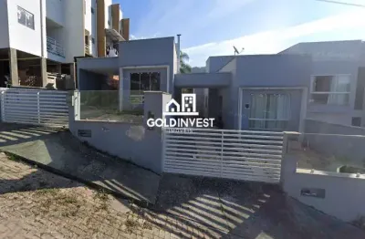 Casa térrea com 2 quartos com passagem lateral no bairro são pedro