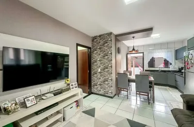 Casa de três quartos com piscina e área de festas e três vagas de garagem, localizada a apenas quinze minutos do coração da cidade.