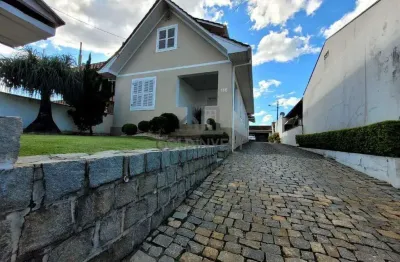 Casa com amplo terreno à venda no centro de brusque