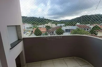 Apartamento semi mobiliado com 2 quartos, sacada e excelente localização!