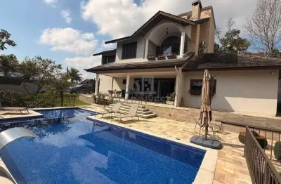 Casa de alto padrão com 4 quartos, sendo 4 suítes e piscina