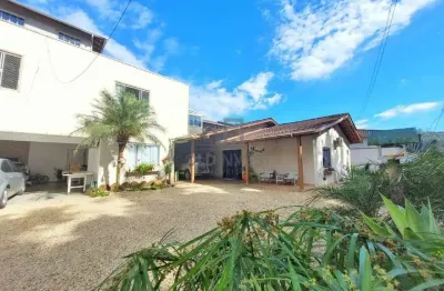 Casa á venda com 4 quartos, sendo 1 suíte, no bairro águas claras em brusque