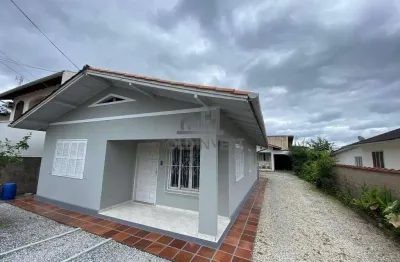 Casa com 3 dormitórios semi mobiliada no bairro Jardim Maluche-Brusque!!