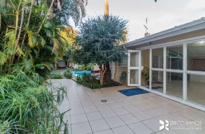 Casa comercial com 8 salas para alugar na Rua Frederico Mentz, 1781, Navegantes, Porto Alegre por R$ 6.000